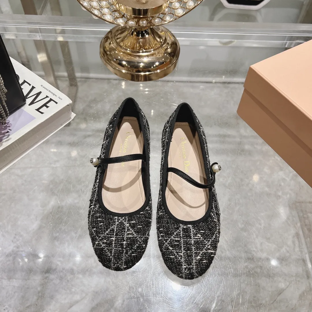 👟👟Ex-factory price 520👟👟 "Exclusive top version" Dior*Dior ✅2024vs spring and summer new series... [Round toe single shoes with small pearls] Original purchase and development! The last details of this shoe are perfectly restored 💐 The upper is made of special material and the inner padding is made of delicate lambskin. You can see the quality by looking at the details in real photos. It is a versatile style for little ladies and a lady. It is a stunning shoe at first glance... I love it. The genuine leather outsole imported from Italy has a five-pointed star logo! 35-39 (34.40 customization is non-refundable) Packaging: Original full set of packaging ☀The color official website is updated simultaneously